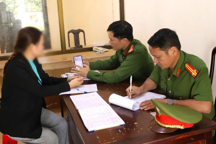 Cán bộ, chiến sĩ Trại tạm giam số 2, Công an tỉnh Lâm Đồng kiểm tra đối chiếu thông tin người thân để giải quyết thăm gặp