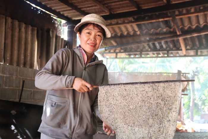 Chị Nguyễn Thị Kim Quyên giữ nghề làm bánh tráng ở Mũi Né