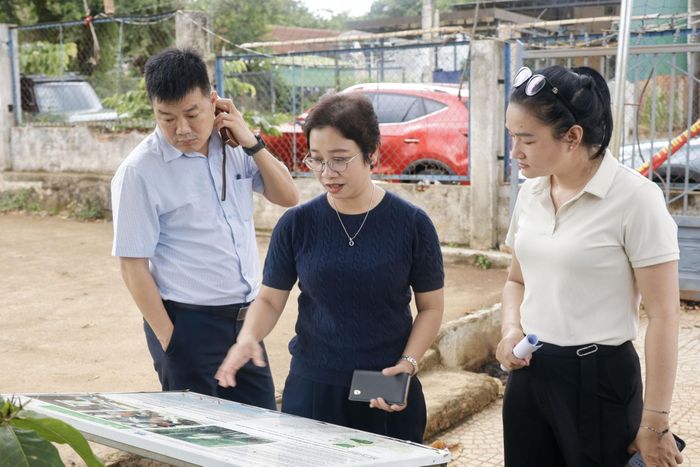 Phó Giám đốc Sở Văn hóa, Thể thao và Du lịch Nguyễn Lan Ngọc (ở giữa) khảo sát thực tế ở Cư Jút.