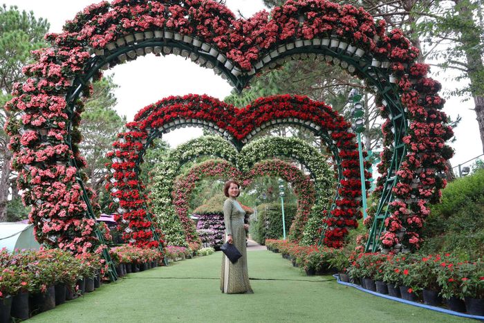 Không gian hoa đẹp được trang hoàng rất nghệ thuật tại khu vực bờ hồ Xuân Hương luôn để lại dấu ấn đẹp trong lòng du khách
