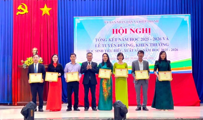 Khen thưởng các tập thể, cá nhân thầy cô giáo có thành tích xuất sắc trong năm học 2025-2026