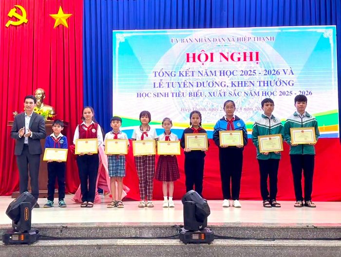 Khen thưởng các em học sinh xuất sắc trong năm học 2025 - 2026