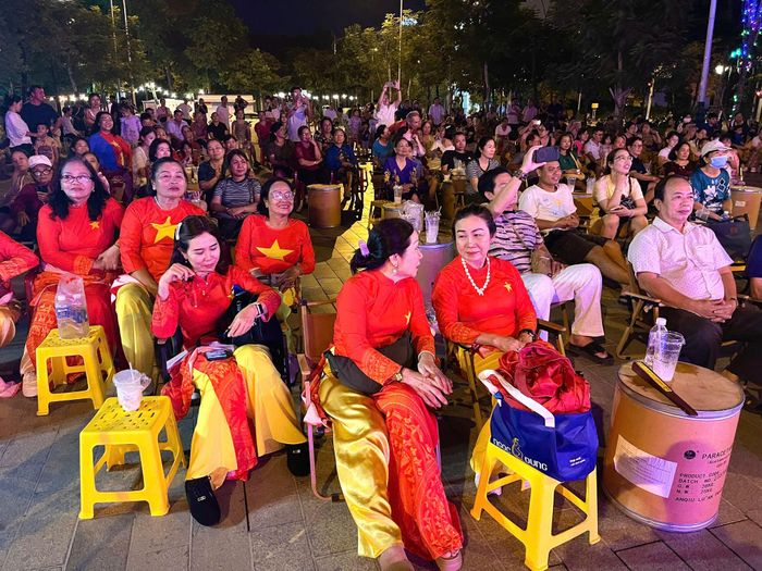 Công viên Cầu Vồng đang dần hình thành một không gian âm nhạc vào những ngày cuối tuần, thu hút đông đảo người dân đến xem