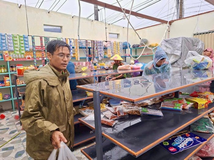 Lực lượng chức năng kịp thời hỗ trợ người dân khắc phục hậu quả lốc xoáy tại Hàm Thuận Nam trong tháng 8/2026