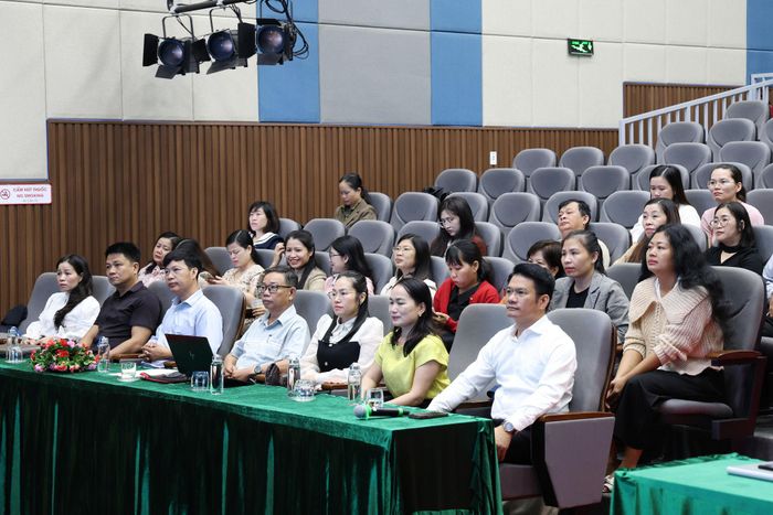 Tập thể lãnh đạo, viên chức, người lao động Báo và PTTH Lâm Đồng tham gia học tập Nghị quyết