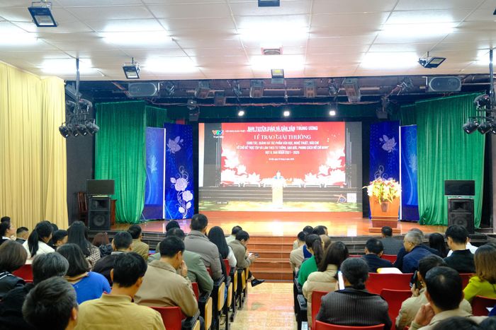 Tập thể viên chức, người lao động Báo và PTTH Lâm Đồng tham gia học tập Nghị quyết