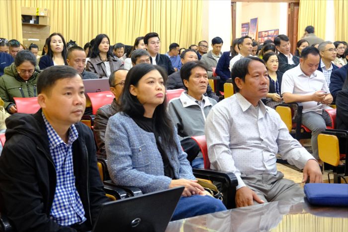 Tập thể viên chức, người lao động Báo và PTTH Lâm Đồng tham gia học tập Nghị quyết
