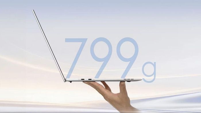 Chiếc laptop mỏng màu bạc với cân nặng chỉ 799g, sở hữu thiết kế mỏng nhẹ