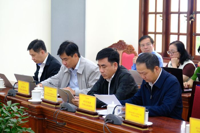 Đại diện lãnh đạo các sở, ngành tham dự buổi làm việc