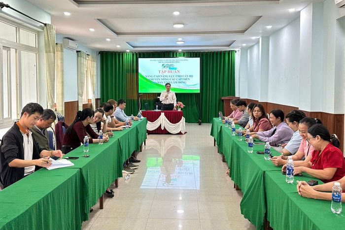Các học viên trao đổi, thảo luận về kỹ năng viết tin, bài trong hoạt động khuyến nông