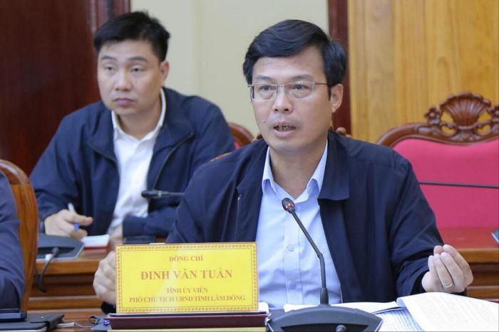 Tỉnh ủy viên, Phó Chủ tịch UBND tỉnh Đinh Văn Tuấn yêu cầu các sở, ngành tổng hợp, tính toán phân bổ số lượng biên chế phù hợp