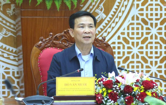 Ủy viên Ban Chấp hành Trung ương Đảng, Phó Bí thư Tỉnh ủy, Chủ tịch UBND tỉnh Hồ Văn Mười thẳng thắn phê bình và yêu cầu các sở, ngành, đơn vị khẩn trương thống nhất phương án, tỷ lệ phân bổ biên chế từng đơn vị để trình Ban Thường vụ Tỉnh ủy trong thời gian sớm nhất