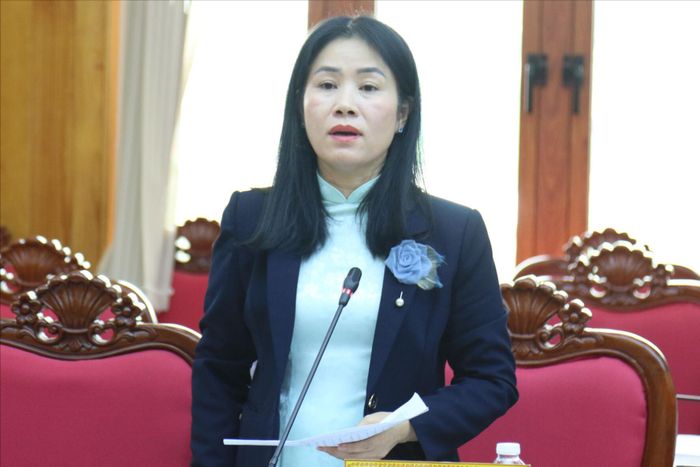 Bà Lê Thị Bích Liên, Giám đốc Sở Giáo dục và Đào tạo Lâm Đồng báo cáo thực trạng thiếu biên chế ngành Giáo dục