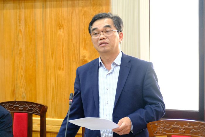 Phó Giám đốc Sở Y tế Lâm Đồng Đặng Thức Anh Vũ báo cáo kết quả công tác khám sức khỏe, khám sàng lọc cho người dân Lâm Đồng