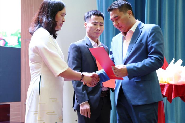 Phó Giám đốc Sở Giáo dục và Đào tạo Phan Thanh Hải trao quyết định cho các hiệu trưởng, phó hiệu trưởng các cơ sở giáo dục trực thuộc sở