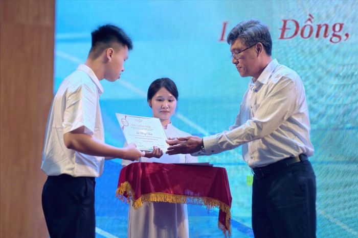Phó Chủ tịch UBND tỉnh Lâm Đồng Nguyễn Minh trao giấy chứng nhận và học bổng cho các em học sinh, sinh viên