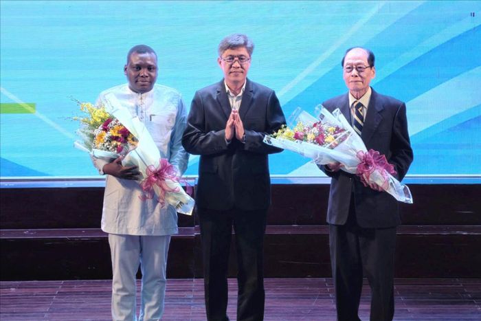 Phó Chủ tịch UBND tỉnh Nguyễn Minh tặng hoa cảm ơn đại diện Tổ chức Gặp gỡ Việt Nam và Quỹ học bổng Vallet