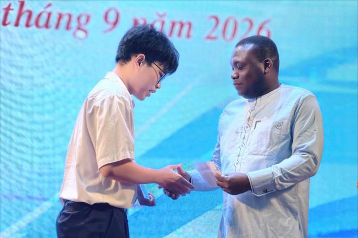 Ông Espéran Padonou trao học bổng Vallet cho các học sinh, sinh viên