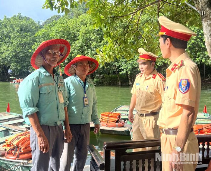 Lực lượng Cảnh sát giao thông (Công an tỉnh) tăng cường kiểm tra, nhắc nhở các chủ đò chấp hành pháp luật về ATGT tại các khu, điểm du lịch.