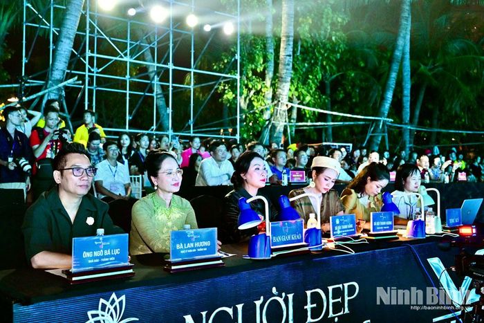 Ban giám khảo tham gia chấm thi.