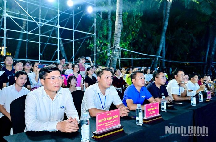 Các đại biểu dự chương trình.