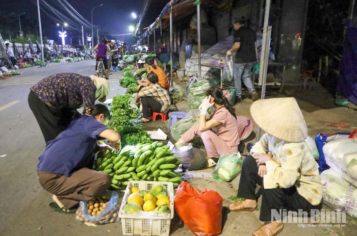 Nông dân ở các xã lân cận mang rau, quả đến chợ đêm, tranh thủ bán những nông sản do chính gia đình trồng, thu hoạch.