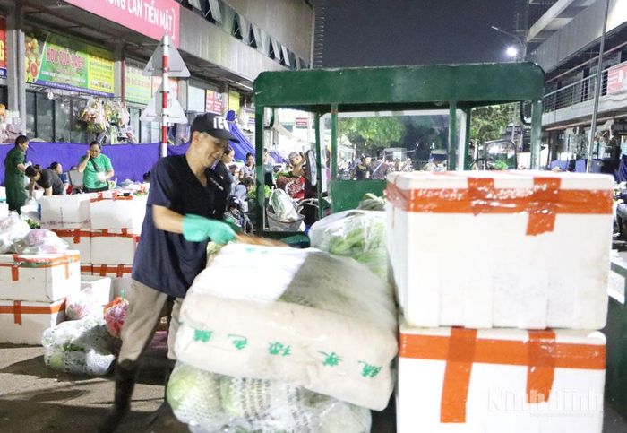 Hàng hóa nhanh chóng được bốc xếp lên xe, vận chuyển về các chợ dân sinh để kịp phục vụ phiên chợ sáng.