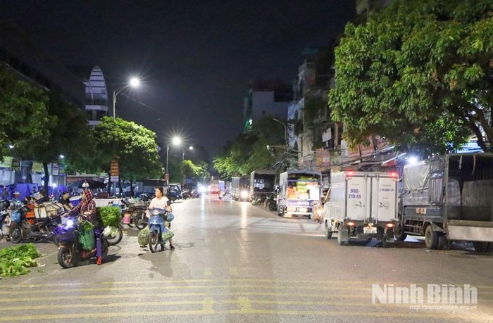 Khoảng 1 giờ sáng, chợ đêm Phủ Lý đã tấp nập xe ra, vào, nhịp mua bán diễn ra khẩn trương.