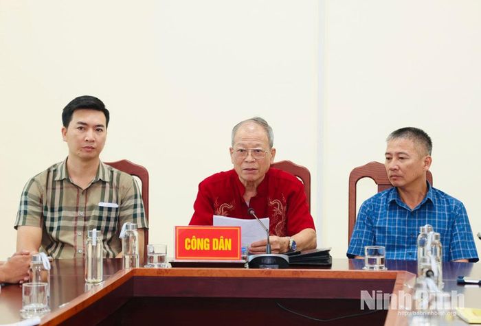 Công dân xã Giao Hoà phát biểu tại phiên tiếp công dân.