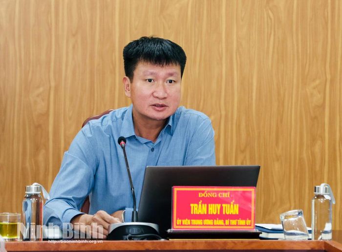 Đồng chí Trần Huy Tuấn, Ủy viên Trung ương Đảng, Bí thư Tỉnh ủy phát biểu tại phiên tiếp công dân.