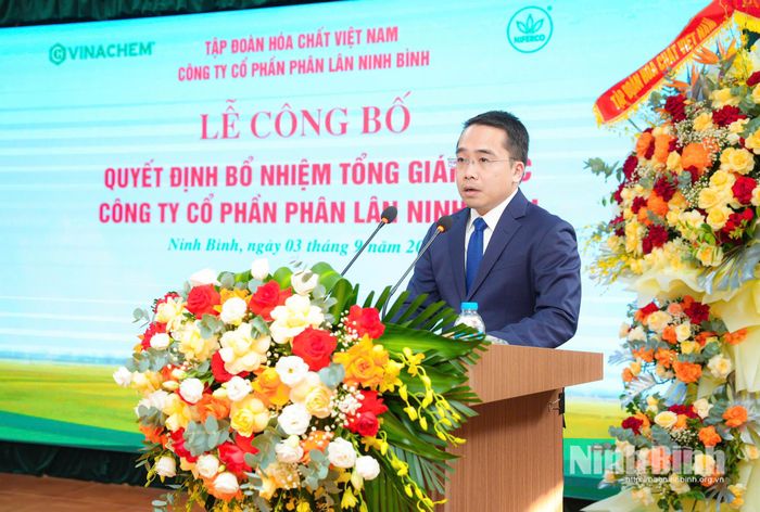 Ông Trần Thắng, Tổng Giám đốc Công ty cổ phần Phân lân Ninh Bình phát biểu nhận nhiệm vụ.
