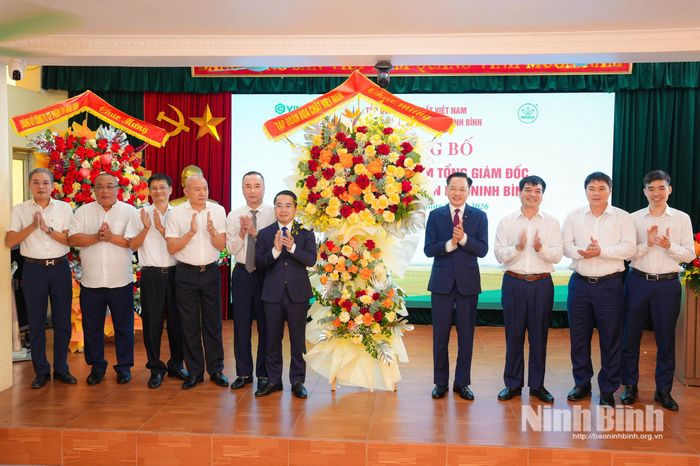Lãnh đạo Tập đoàn Hoá chất Việt Nam tặng hoa chúc mừng ông Trần Thắng tại buổi lễ.