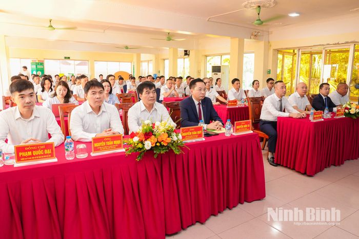 Các đại biểu dự buổi lễ.