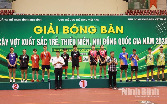 Ban tổ chức trao Huy chương Vàng, Bạc, Đồng nội dung đôi nam, đôi nữ lứa tuổi 12 - 13.