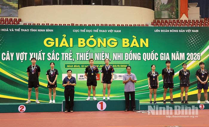 Ban tổ chức trao Huy chương Vàng, Bạc, Đồng nội dung đôi nam nữ lứa tuổi 20 - 21.