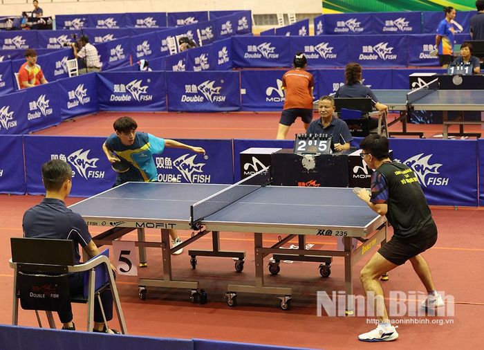 Trận chung kết đơn nam giữa VĐV đoàn tuyển Hải Phòng gặp VĐV đoàn tuyển Công an Nhân dân T và T.