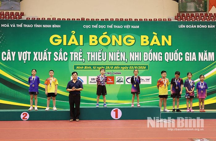 Ban tổ chức trao Huy chương Vàng, Bạc, Đồng nội dung đơn nam, đơn nữ 9 tuổi trở xuống.