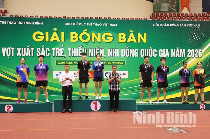 Ban tổ chức trao Huy chương Vàng, Bạc, Đồng nội dung đơn nam, đơn nữ lứa tuổi 18 -19.
