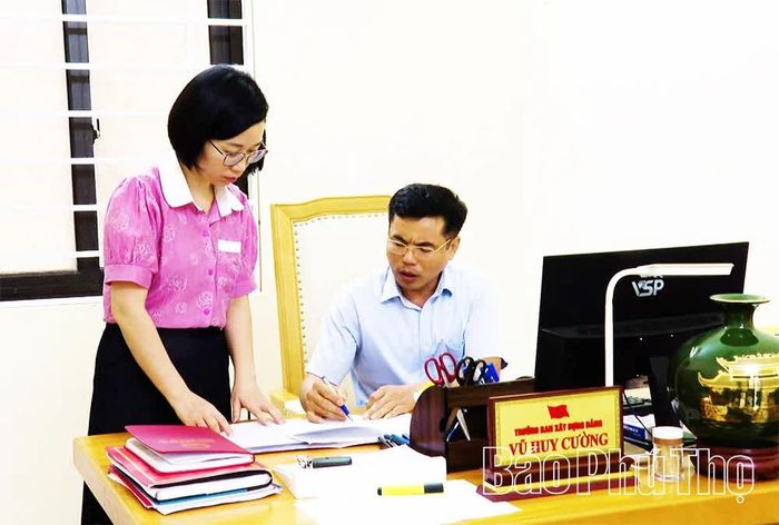 Cán bộ Ban Xây dựng Đảng xã Đạo Trù trao đổi giải pháp đẩy nhanh số hóa hồ sơ đảng viên.