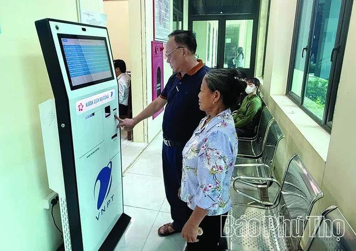 Trung tâm Phục vụ hành chính công phường Xuân Hòa được đầu tư cơ sở vật chất, trang thiết bị hiện đại, tạo thuận lợi để người dân tra cứu thông tin và thực hiện các thủ tục hành chính.