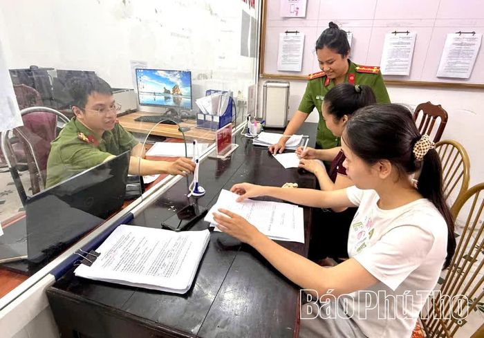 Cán bộ Công an phường hướng dẫn người dân hoàn thiện hồ sơ, thực hiện thủ tục hành chính theo quy định.