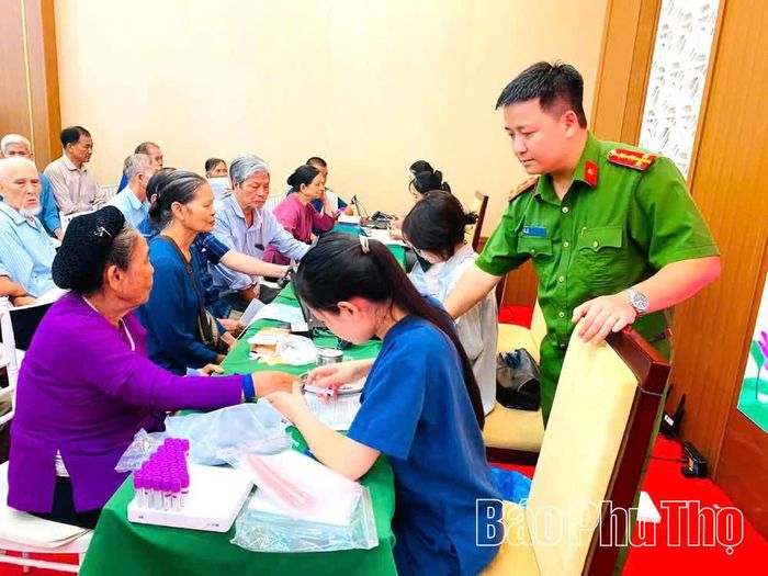 Công an phường Vân Phú phối hợp thu nhận mẫu ADN cho thân nhân liệt sĩ chưa xác định danh tính trong chiến dịch “500 ngày đêm”.
