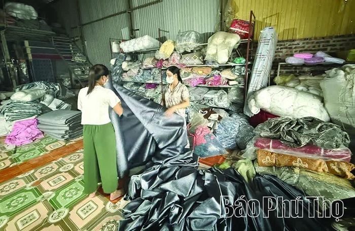 Cơ sở sản xuất chăn, ga, gối đệm Tuyên Thành của chị Nguyễn Thị Tuyên ở thôn Gia, xã Tam Hồng giải quyết việc làm ổn định cho 4 lao động với thu nhập khá.