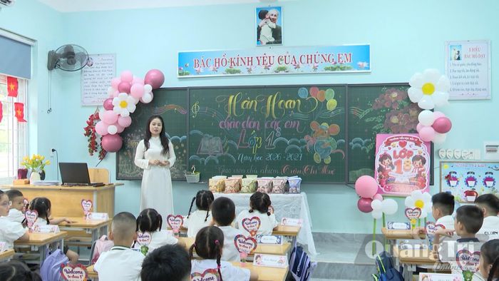 Ngày đầu tiên các bé đến lớp học - Ảnh: N.T