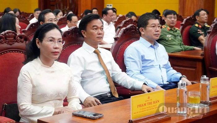 Các đồng chí lãnh đạo tỉnh tham dự hội nghị - Ảnh: N.M