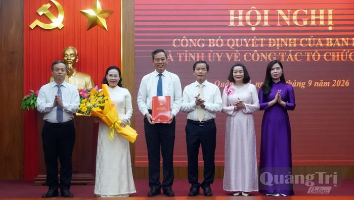 Đồng chí Nguyễn Văn Phương, Bí thư Tỉnh ủy trao quyết định và tặng hoa chúc mừng Ban Thường vụ Đảng ủy HĐND tỉnh khóa I, nhiệm kỳ 2025-2030 - Ảnh: N.M