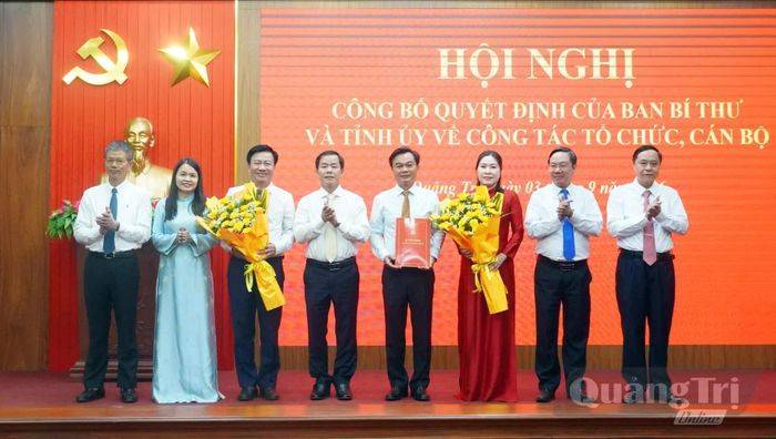 Đồng chí Nguyễn Văn Phương, Bí thư Tỉnh ủy trao quyết định và tặng hoa chúc mừng Ban Thường vụ Đảng ủy MTTQ, các đoàn thể tỉnh khóa I, nhiệm kỳ 2025-2030 - Ảnh: N.M