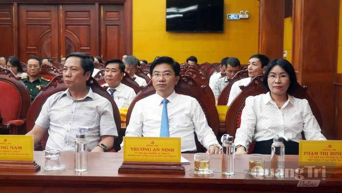 Các đồng chí lãnh đạo tỉnh tham dự hội nghị - Ảnh: N.M