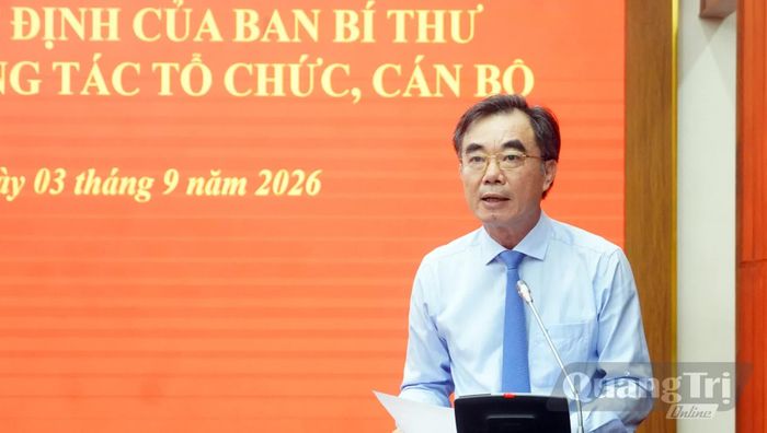 Đồng chí Nguyễn Lương Bình, Trưởng ban Tổ chức Tỉnh ủy công bố các quyết định - Ảnh: N.M