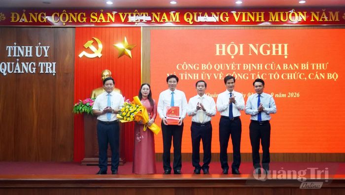 Đồng chí Nguyễn Văn Phương, Bí thư Tỉnh ủy trao quyết định và tặng hoa chúc mừng Ban Tuyên giáo Tỉnh ủy - Ảnh: N.M